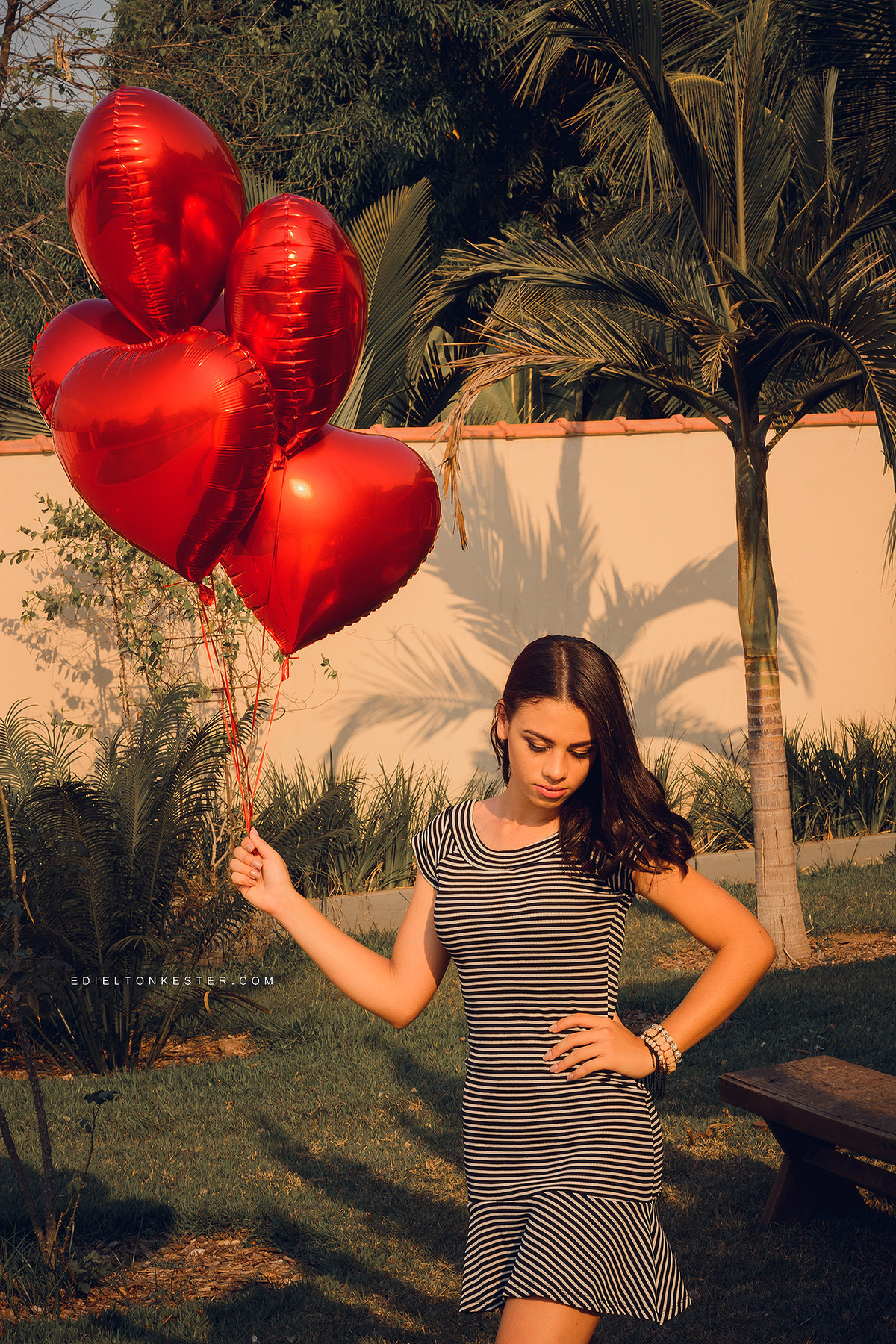ensaio de 15 anos, menina segurando baloes vermelhos
