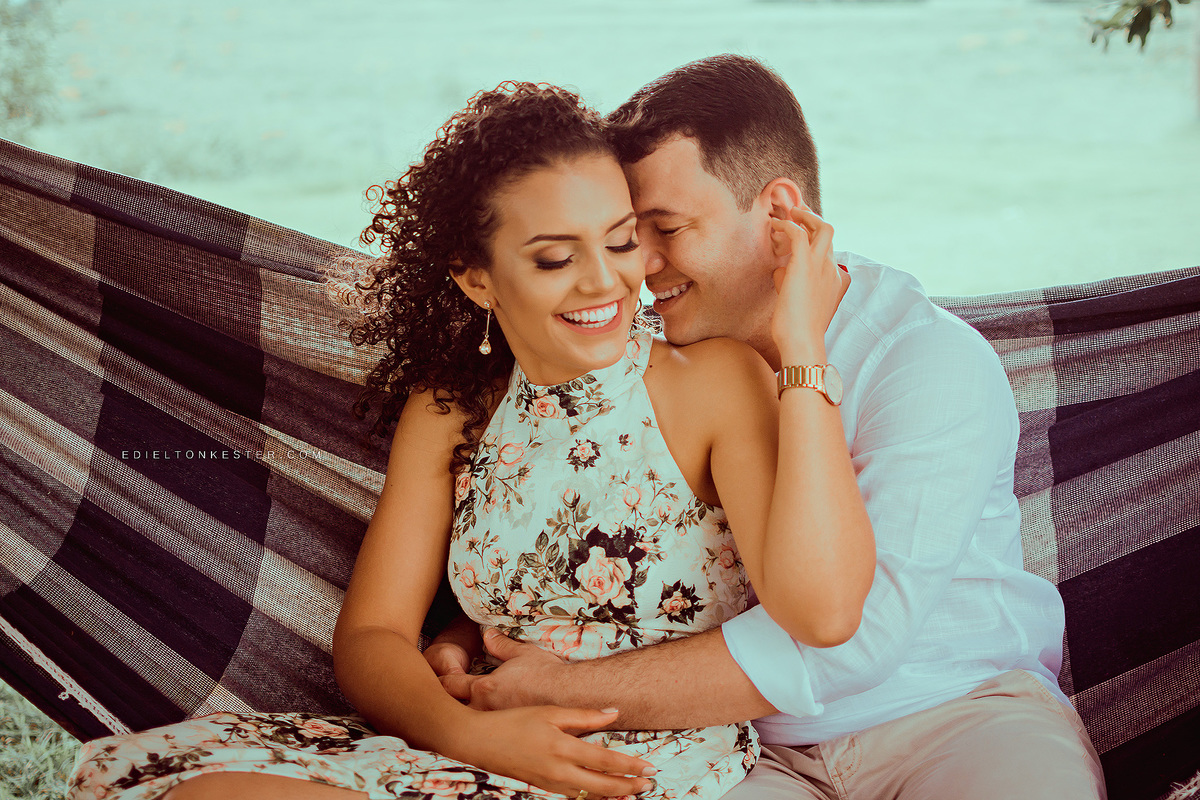 casal deitados na rede se abraçando e fazendo carinho