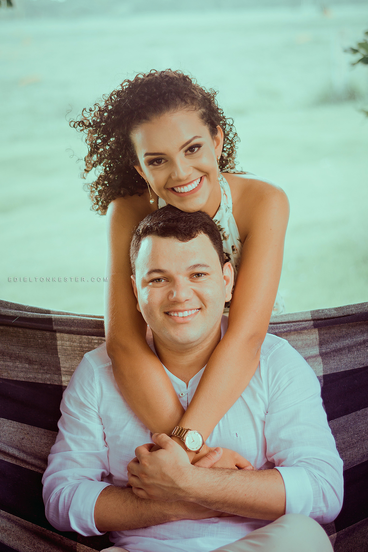 casal abraçado e sorrindo apaixonados em ensaio pre casamento pelo fotografo edielton kester em fotografo rondonia