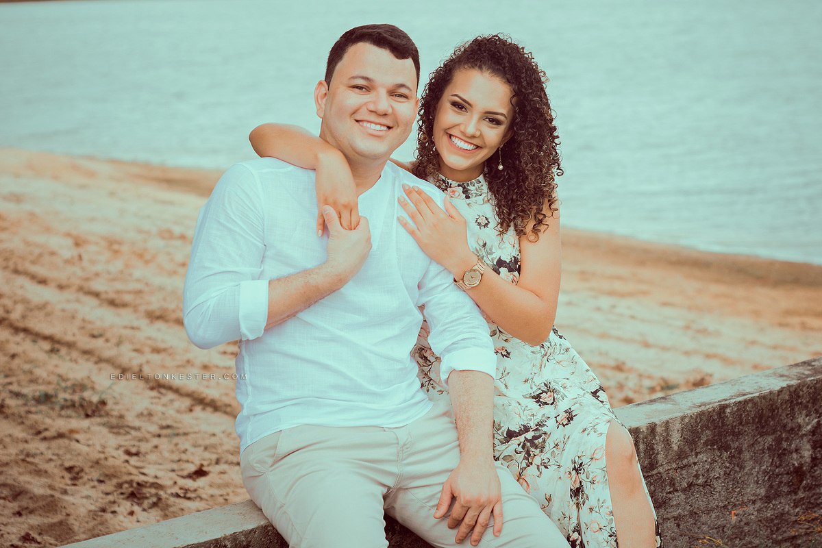 casal sentado proximo a um lado em ensaio pre casamento pelo fotografo edielton kester em fotografo rondonia