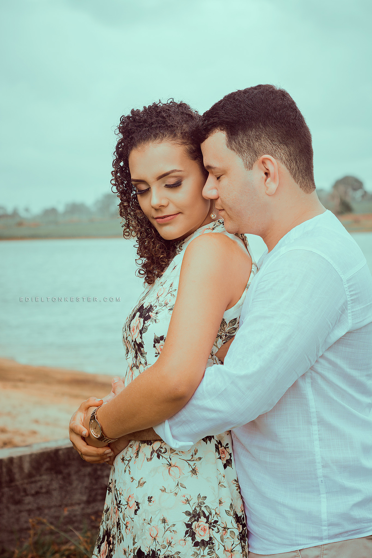 casal abraçado e de olhos fechados em ensaio pre casamento pelo fotografo edielton kester em fotografo rondonia