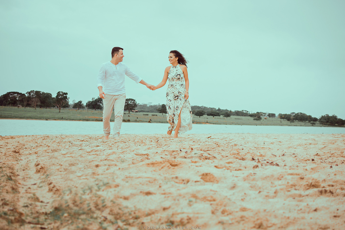 casal de maos dadas na praia em ensaio pre casamento pelo fotografo edielton kester em fotografo rondonia