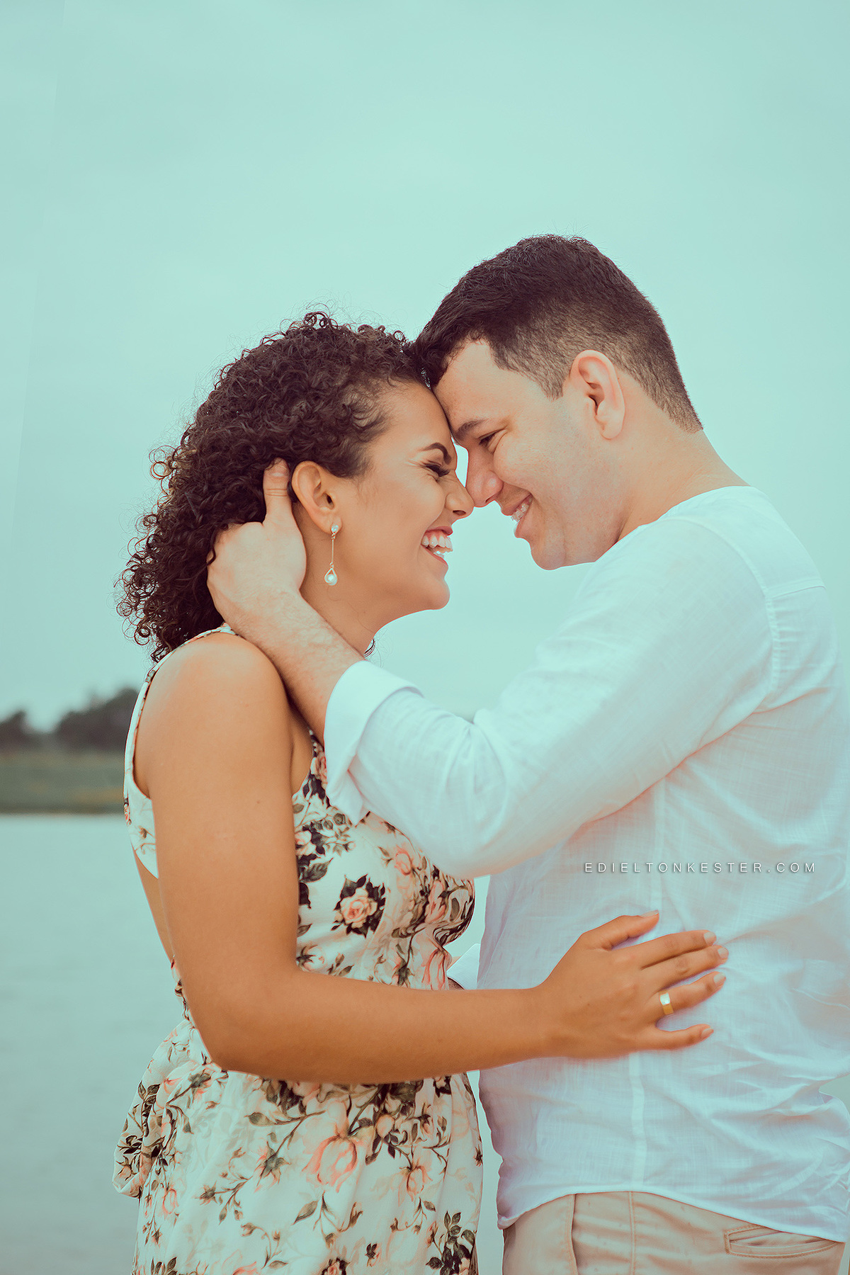 noivo e noiva se olhando e sorrindo