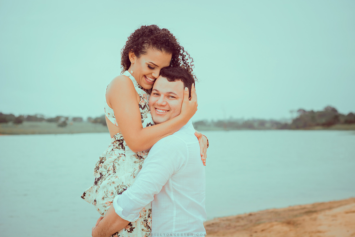 noivo segurando a noiva no colo