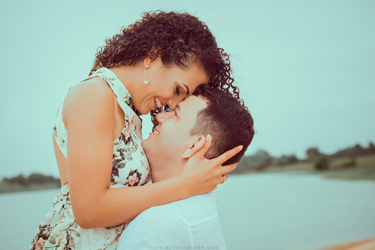 noiva fazendo carinho no noivo