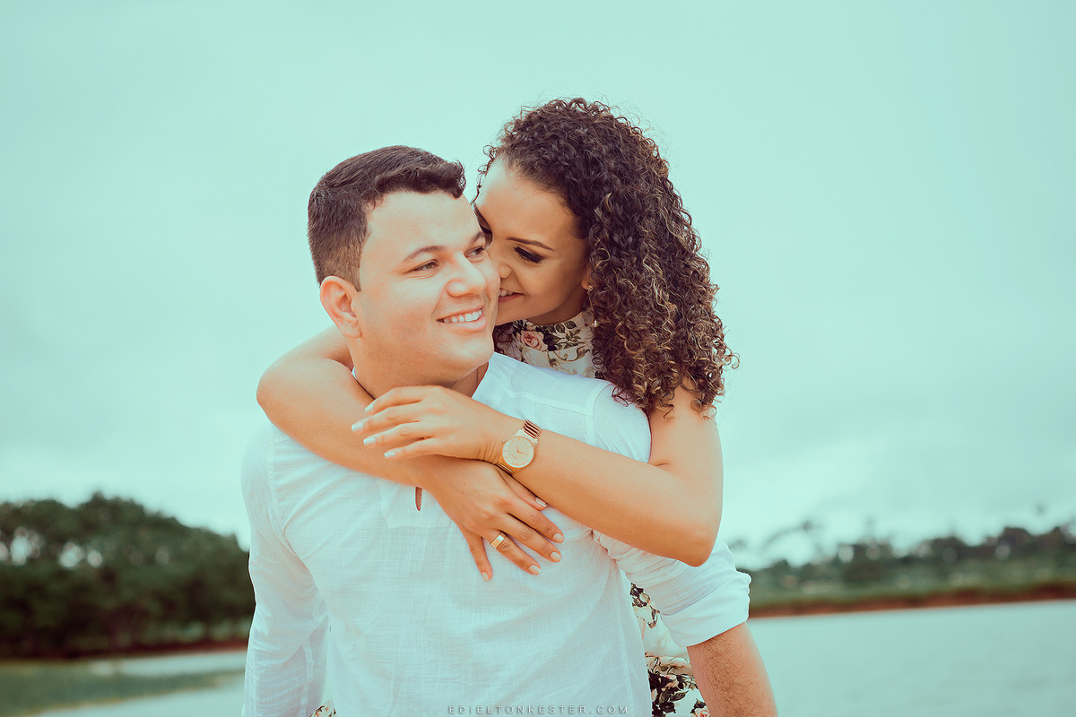 noiva nas costas do noivo em poses espontaneas