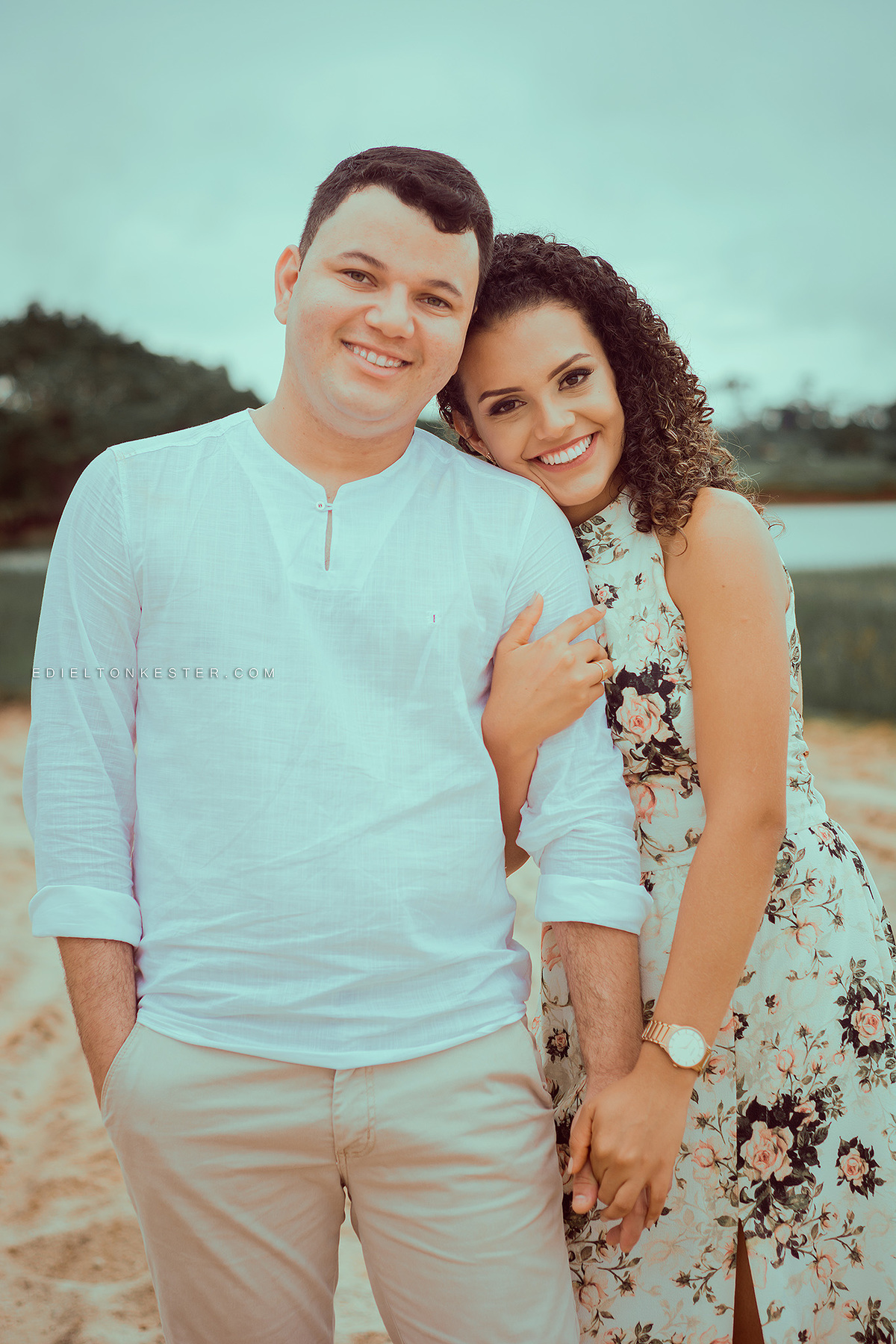 casal abraçado em ensaio criativo