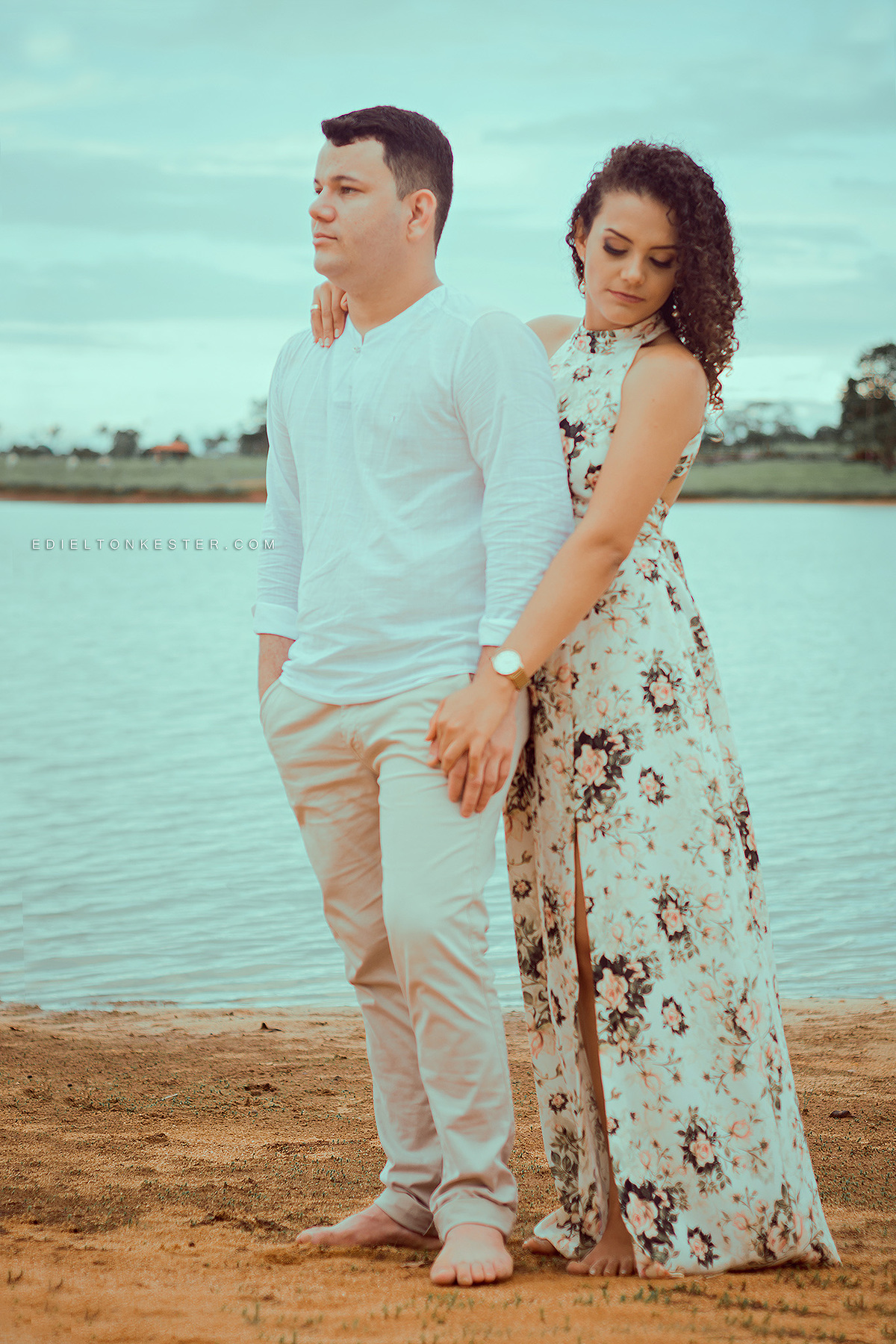 casal abraçado proximo ao mar em ensaio pre casamento pelo fotografo edielton kester em fotografo rondonia