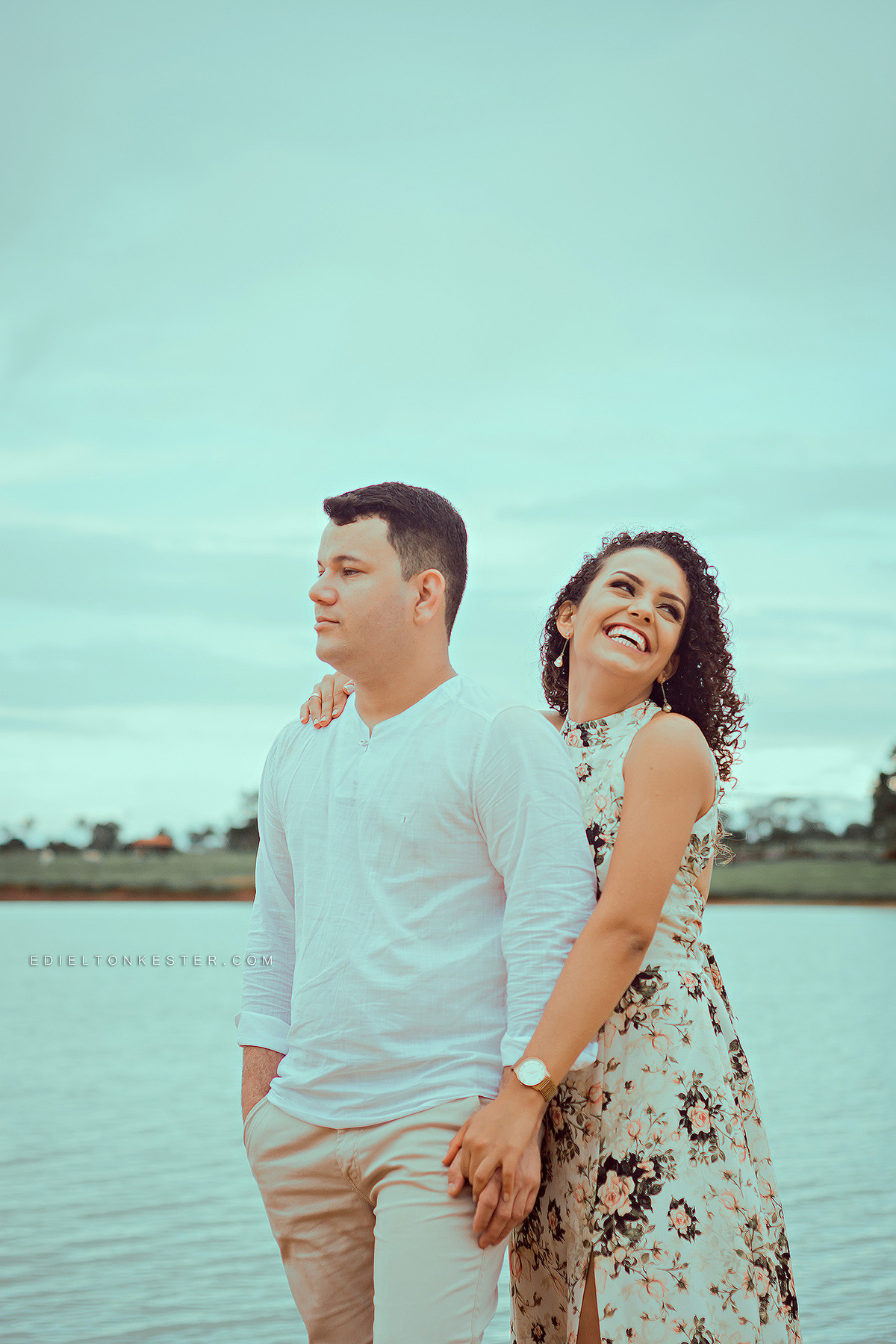 casal abraçado e noiva sorrindo em pre casamento