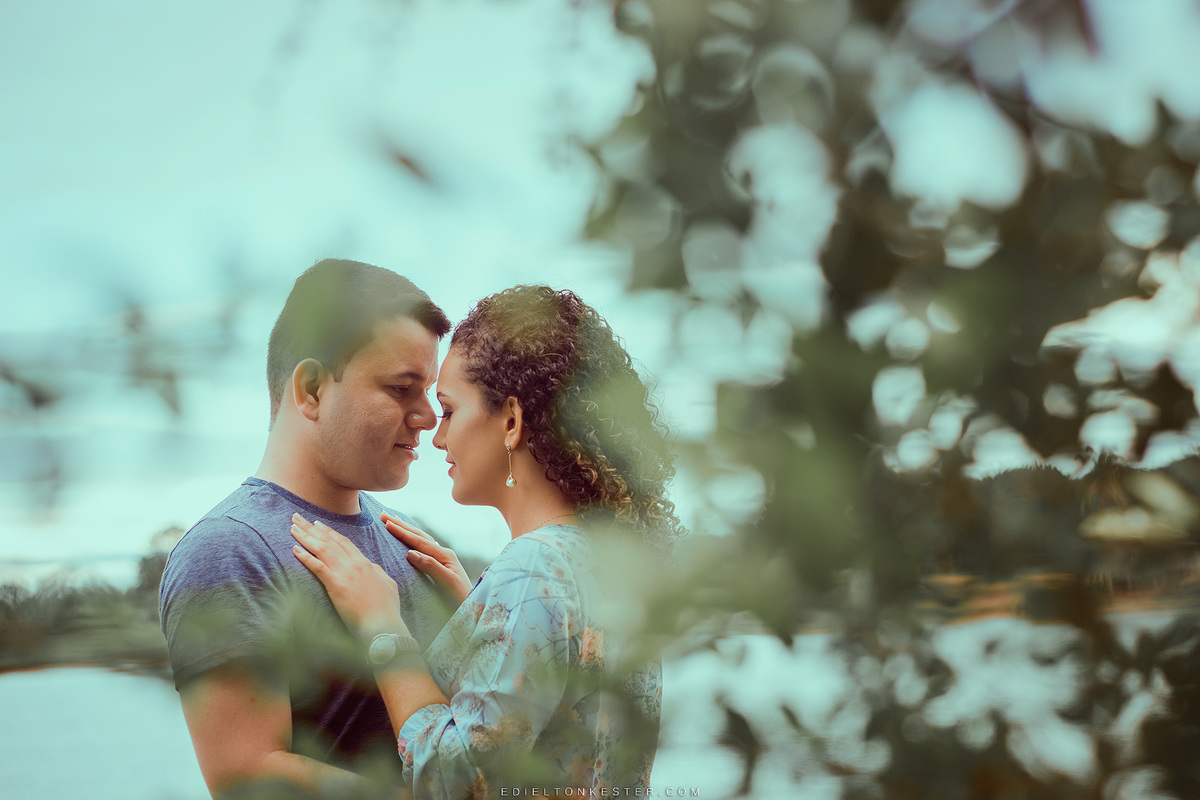 noivos se olhando em ensaio pre casamento