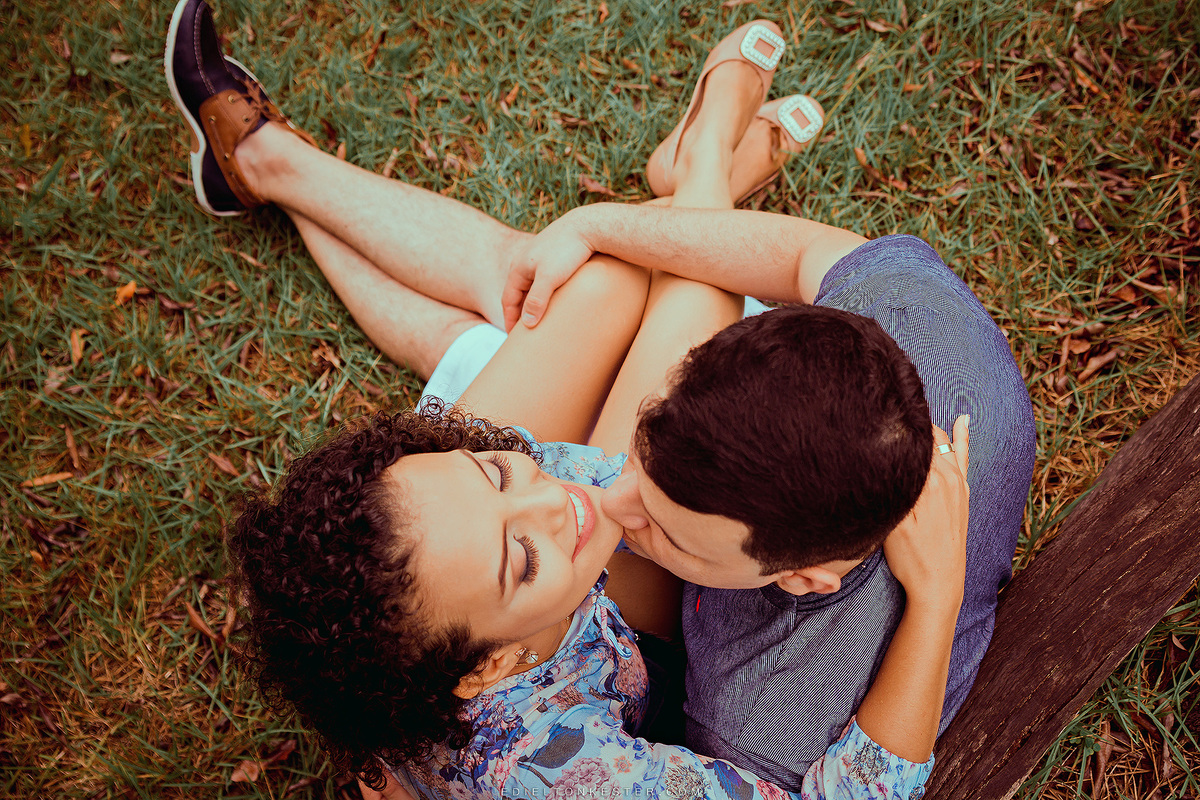 noiva sentado no colo do noivo e ele a beijando no queixo