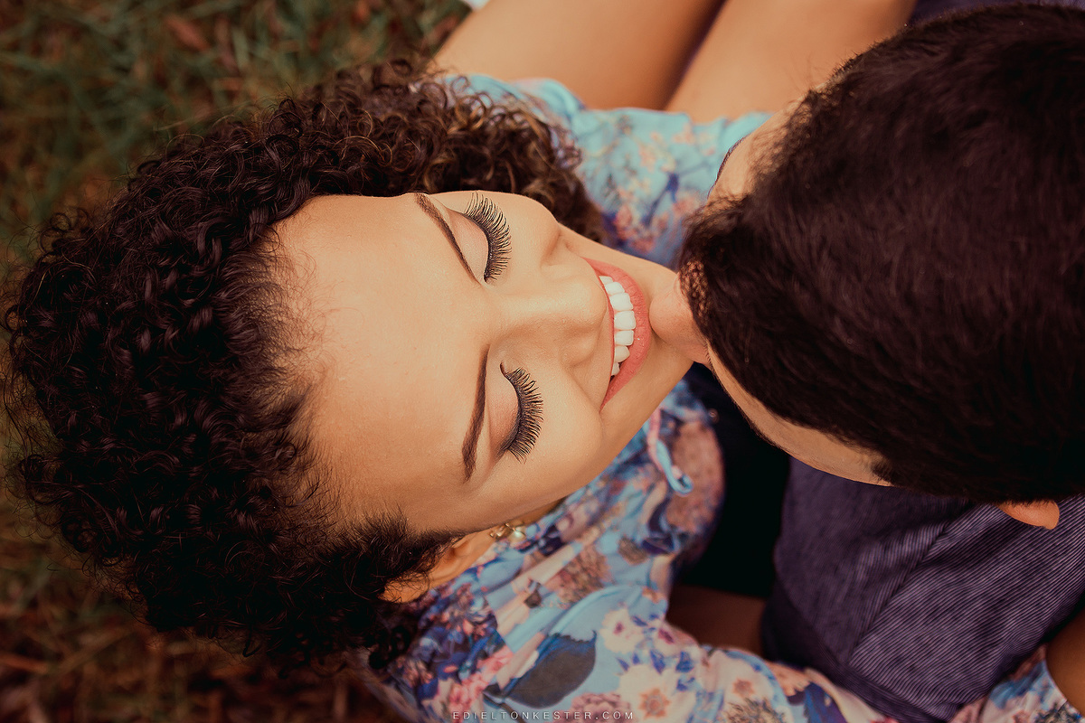 noiva de olhos fechados e mostrando a maquiagem