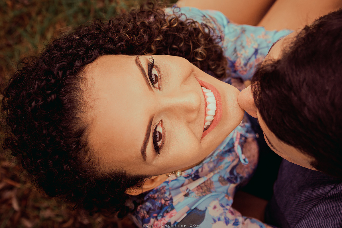 noiva sorrindo e mostrando sua maquiagem de noiva para o casamento
