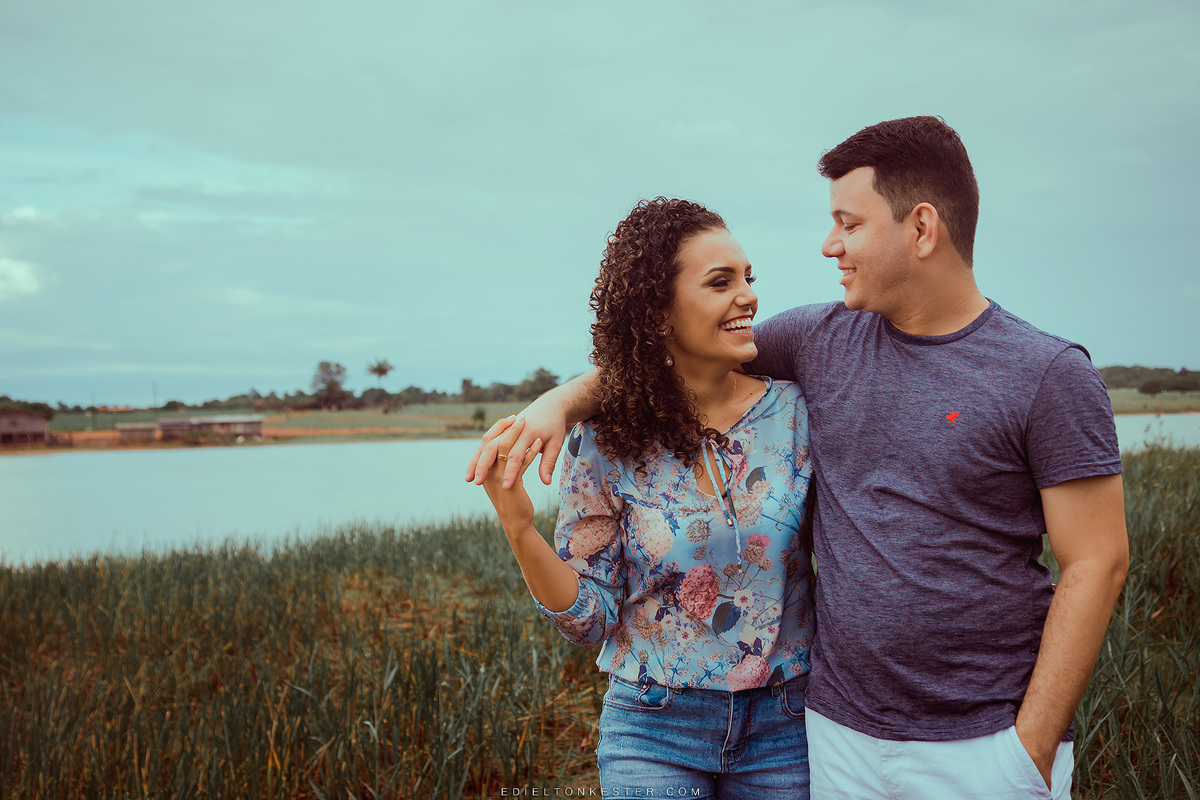 casal caminhando abraçados em ensaio pre casamento pelo fotografo edielton kester em fotografo rondonia