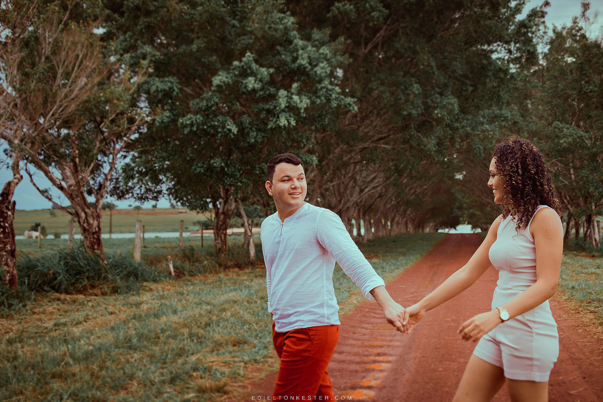 noivos caminhando de maos dadas