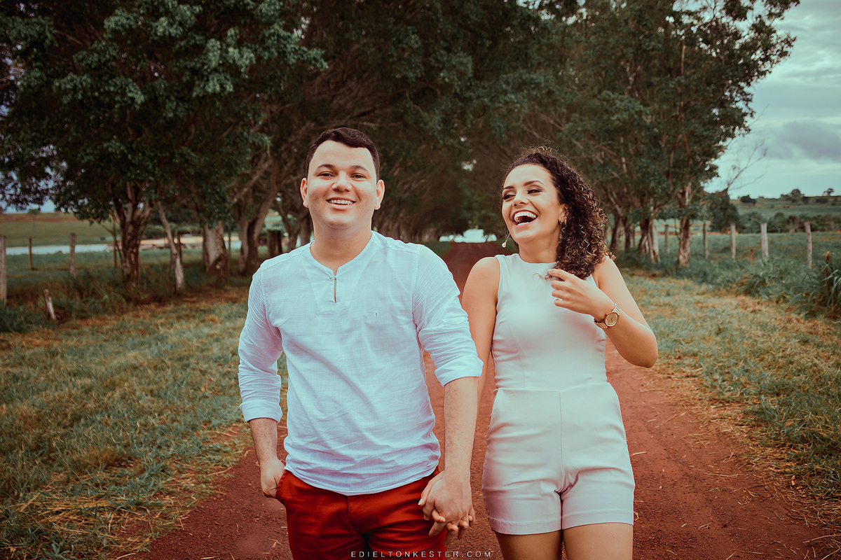 casal sorrindo de maos dadas