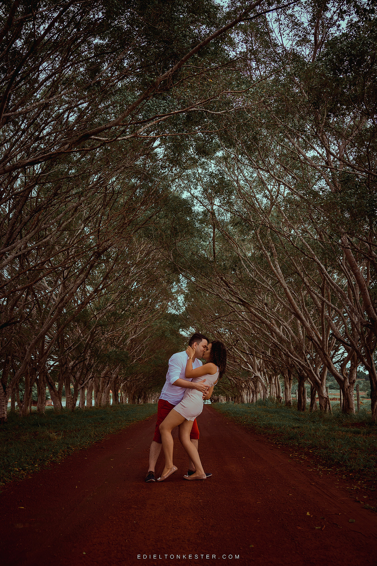 casal se beijando em ensaio