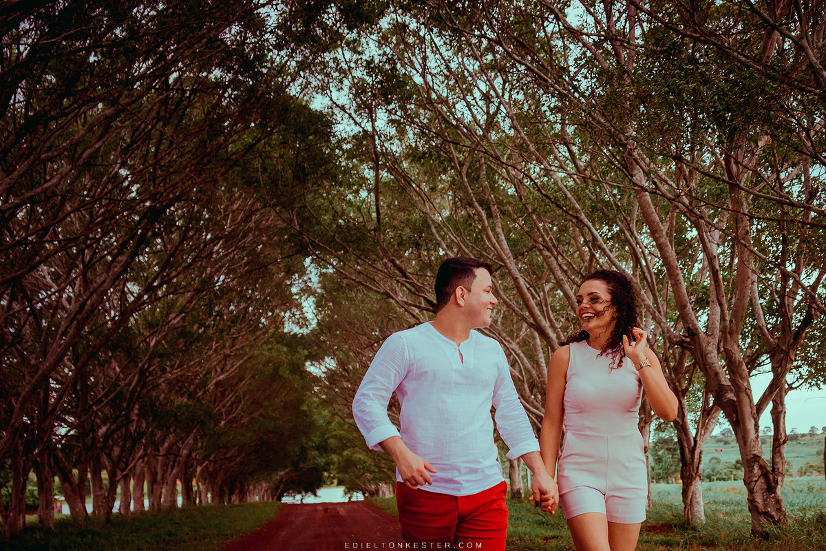 poses criativas em ensaio com casal correndo