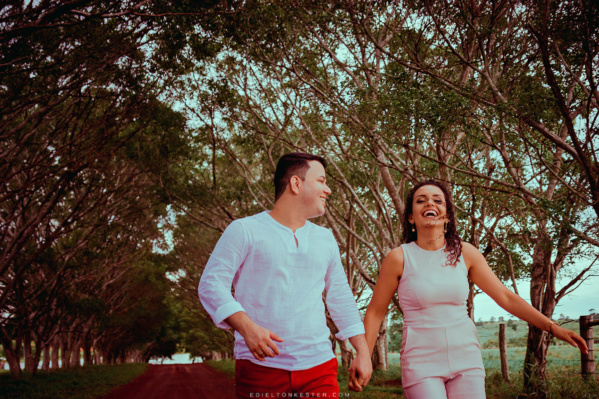 casal correndo de maos dadas em ensaio pre casamento pelo fotografo edielton kester em fotografo rondonia