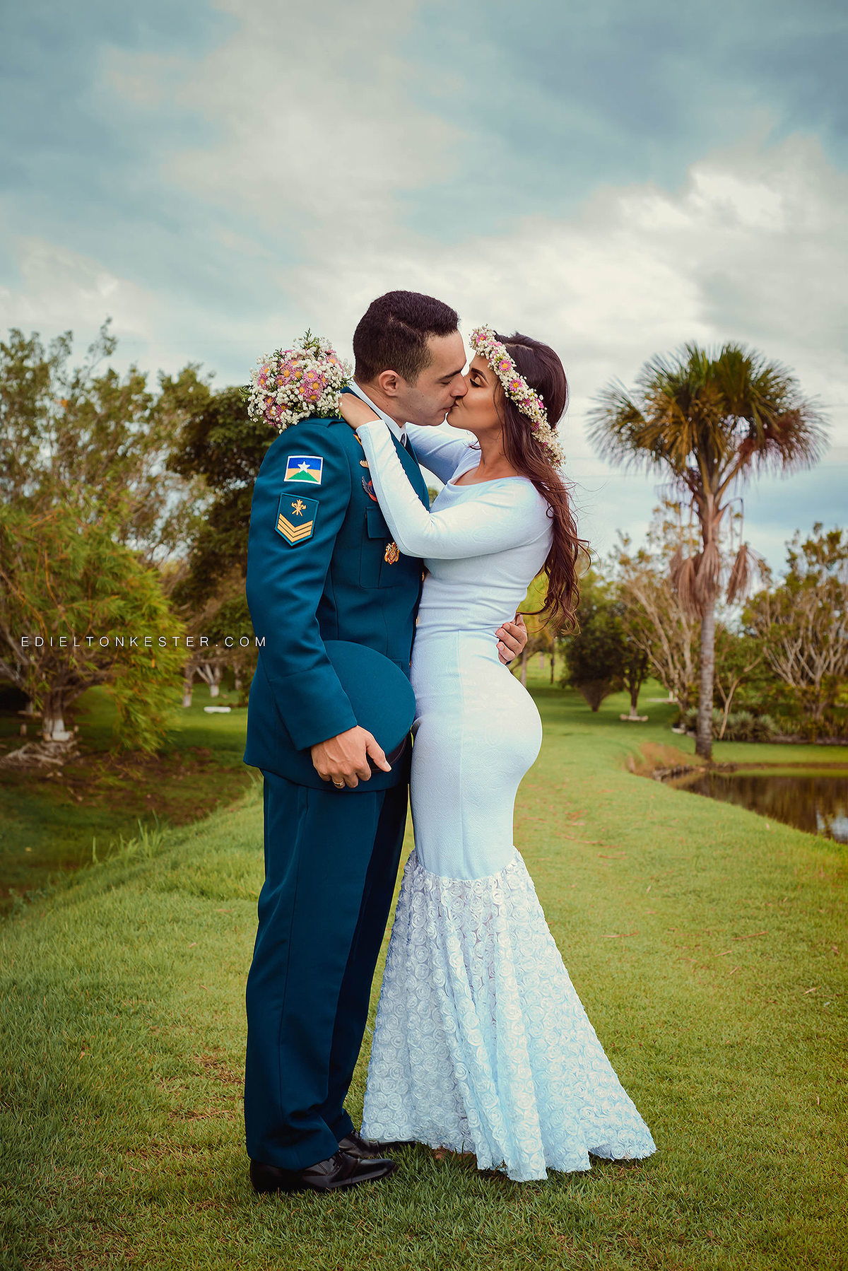 casal se beijando noivo bombeiro