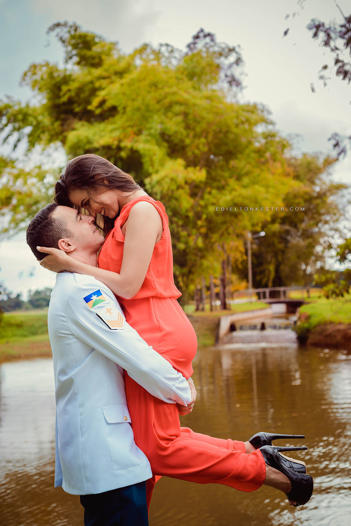 fotos externas em ensaio pre casamento com lagoa