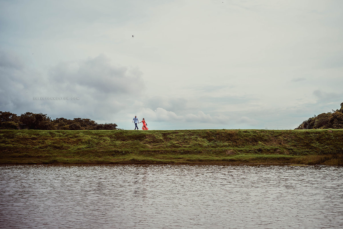 noivos correndo com passaros em ensaio 