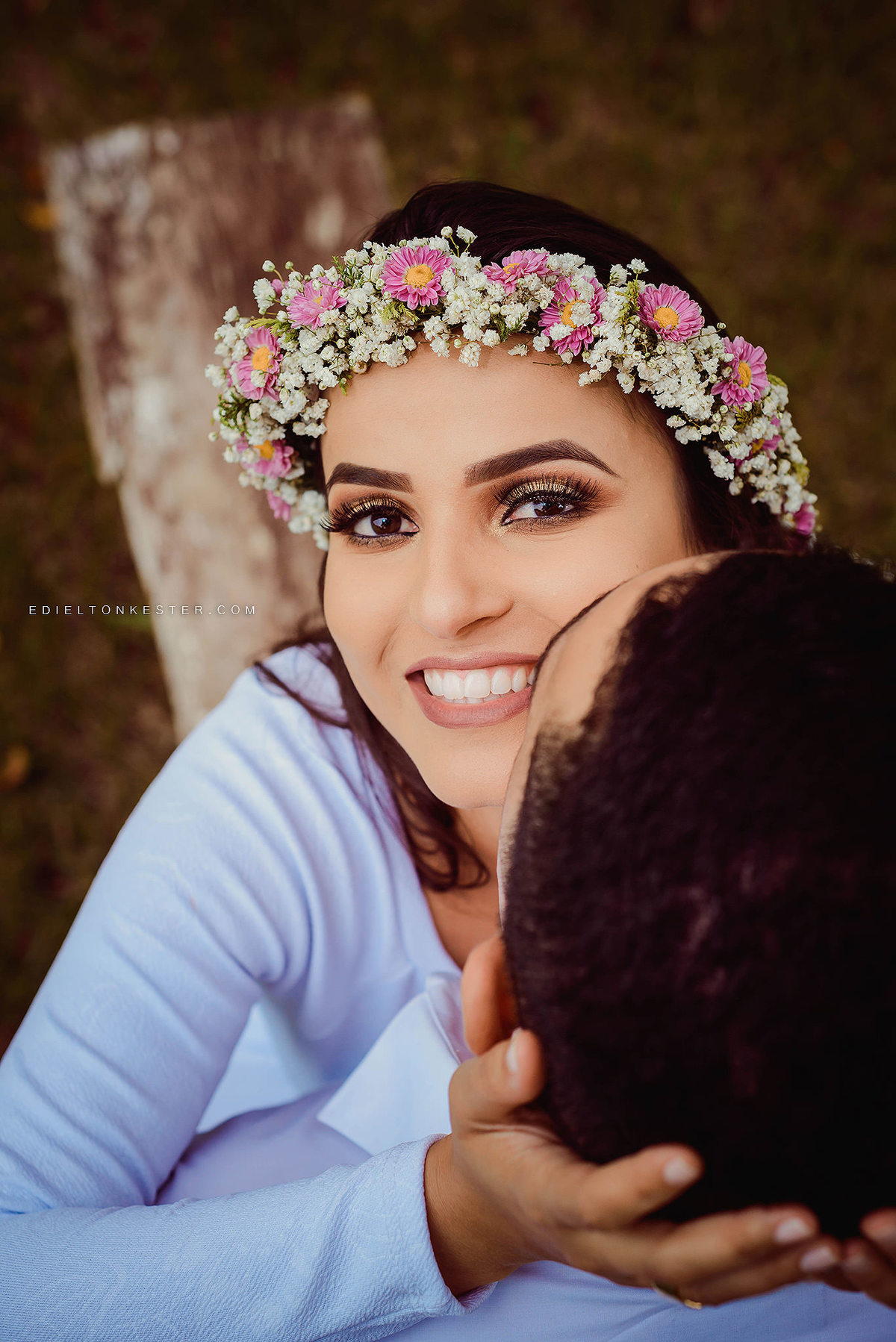 noiva sorrindo e noivo beijando sua bochecha