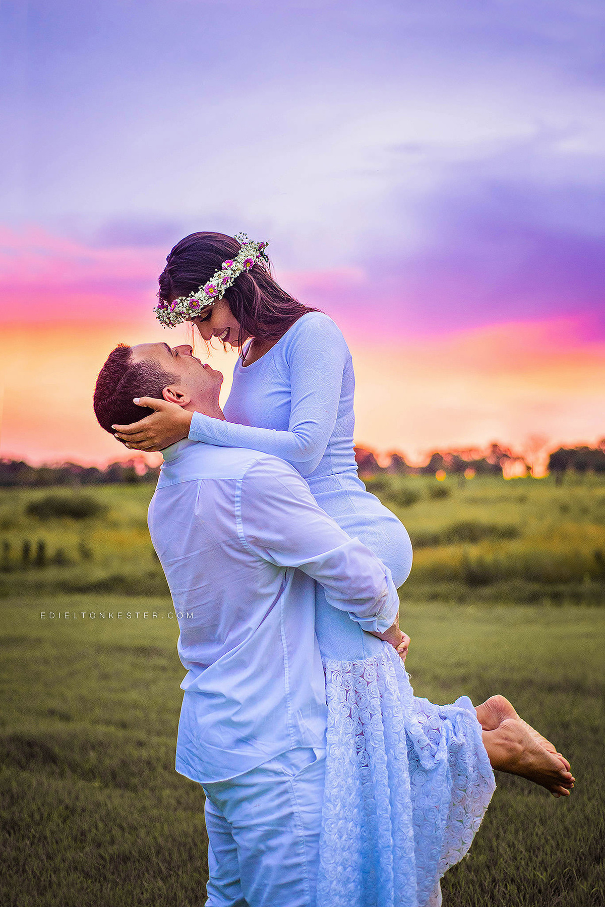 casal em ensaio com por do sol lindo