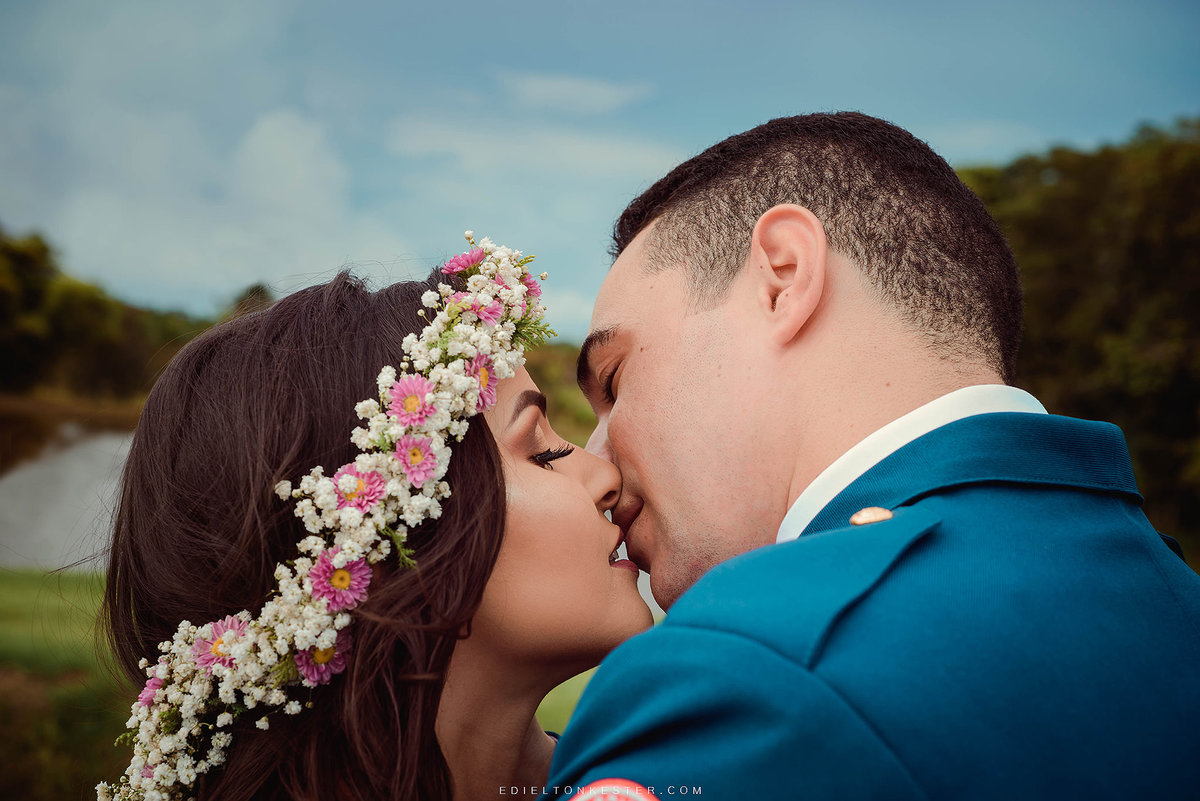 noiva com coroa de flores em ensaio pre casamento