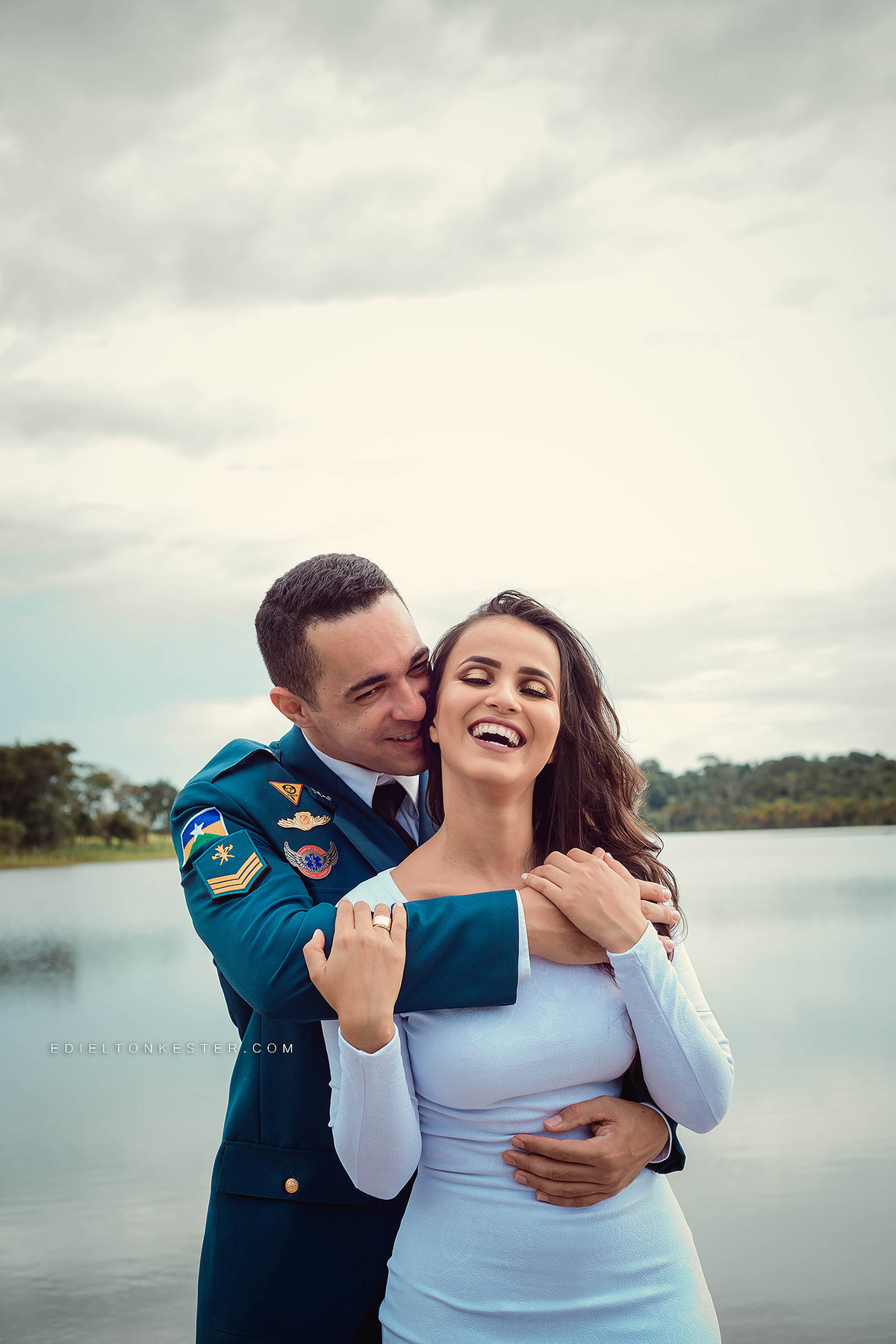 noivos sorrindo de forma espontanea em ensaio pre casamento com fotos criativas