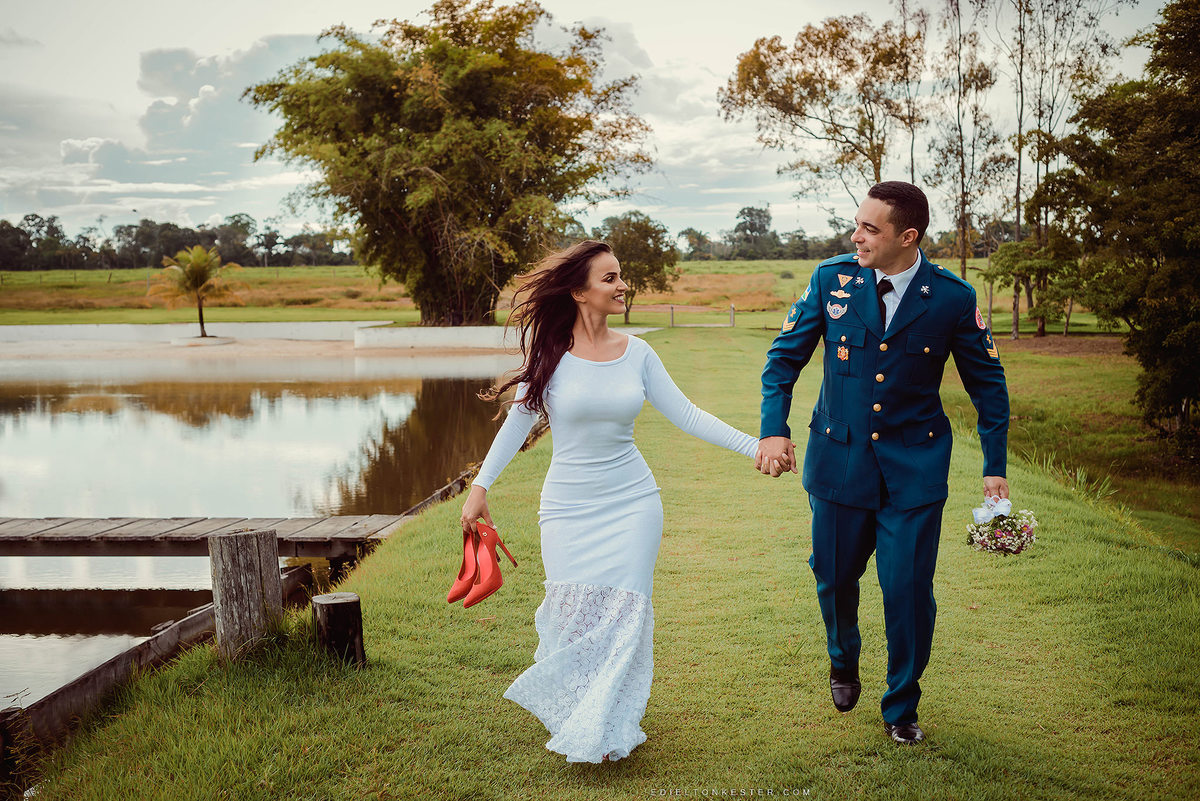 noivos correndo de maos dadas