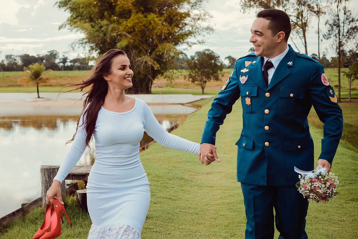 noivos correndo de maos dadas