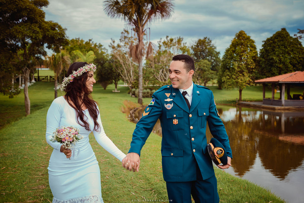 ensaio de casal com noivos de maos dadas