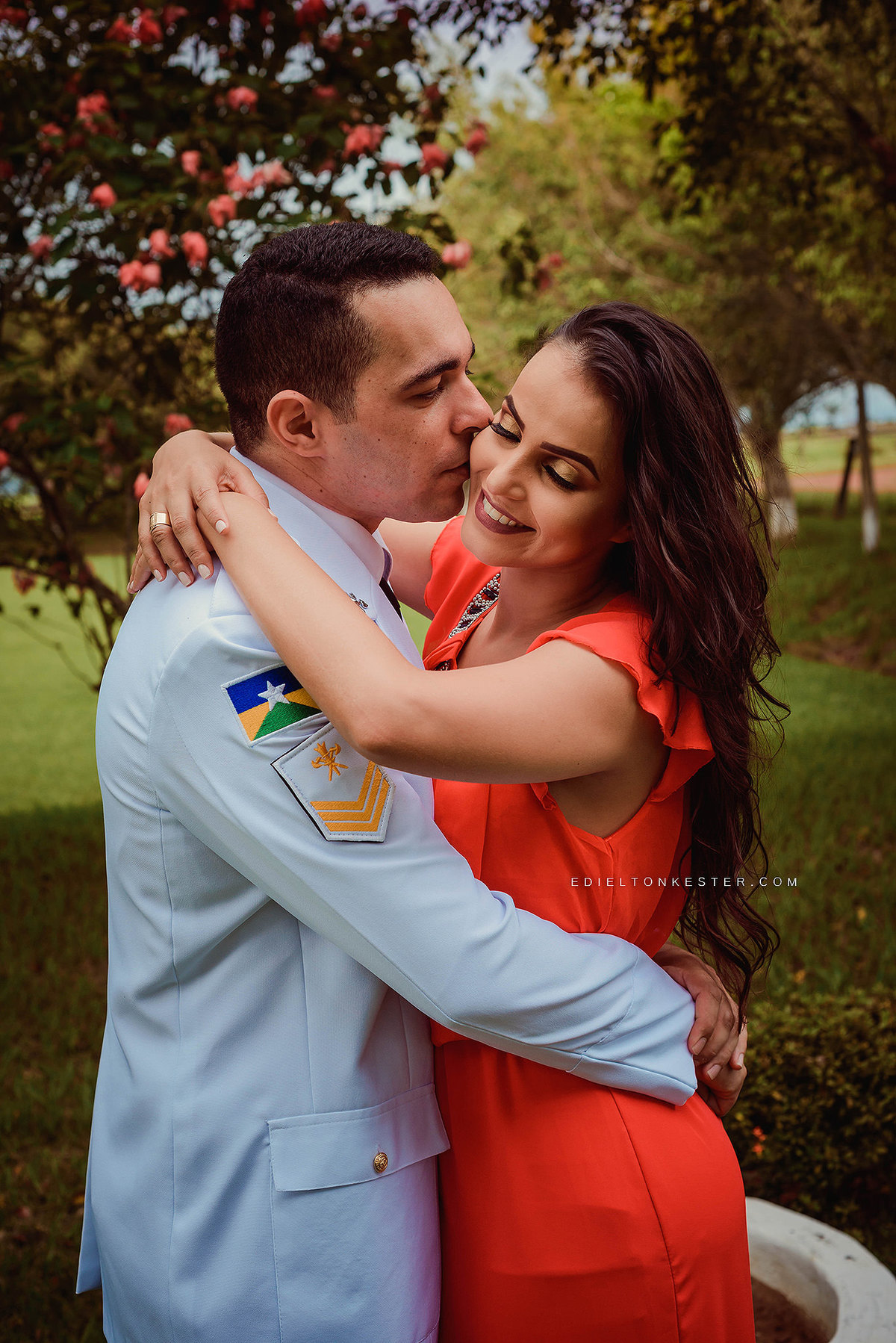 noivo bombeiro beijando a bochecha da noiva