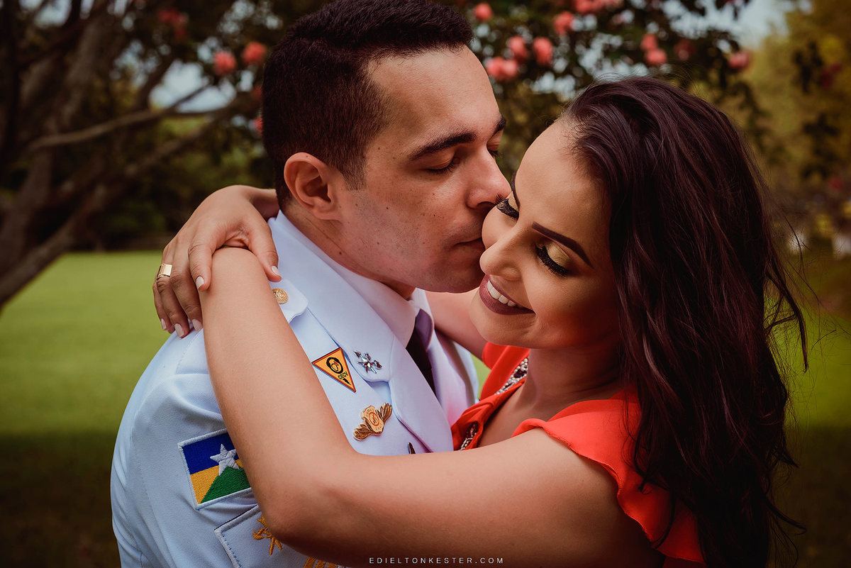 noivo bombeiro beijando a bochecha da noiva