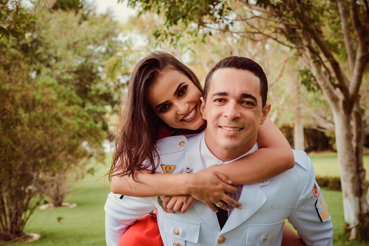 noivos brincando e correndo juntos