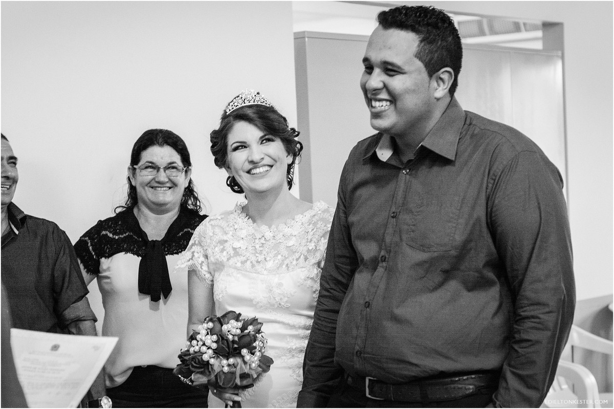 noiva sorrindo e olhando pro noivo no casamento civil