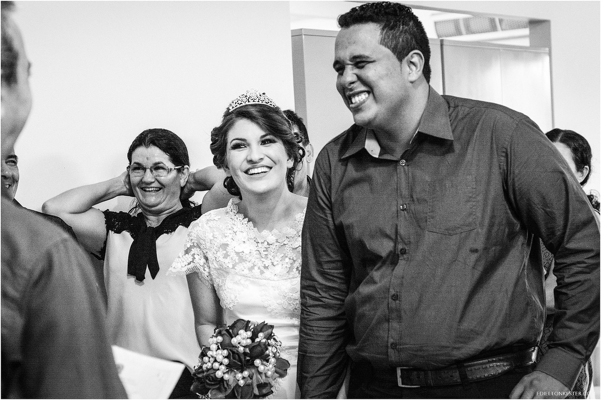 noivos nao conseguem contar a alegria no casamento civil