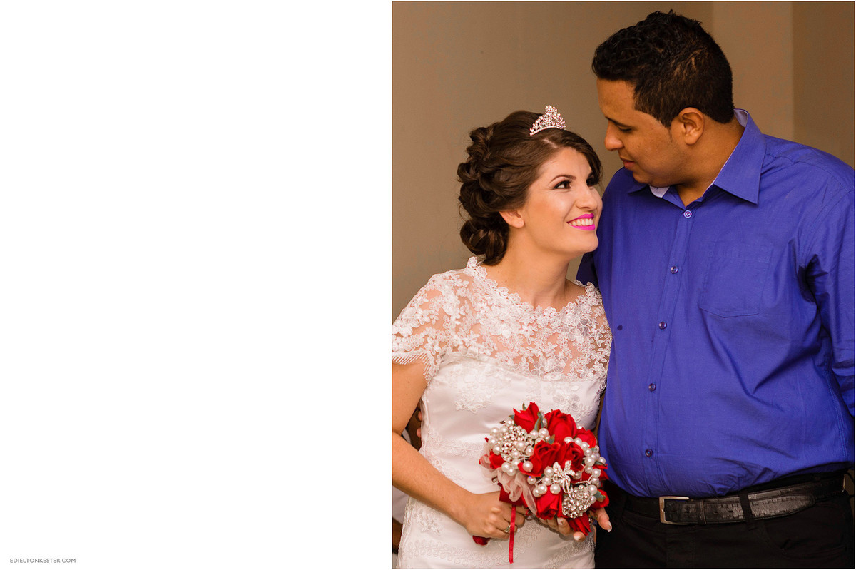 noivos se olhando após o casamento civil