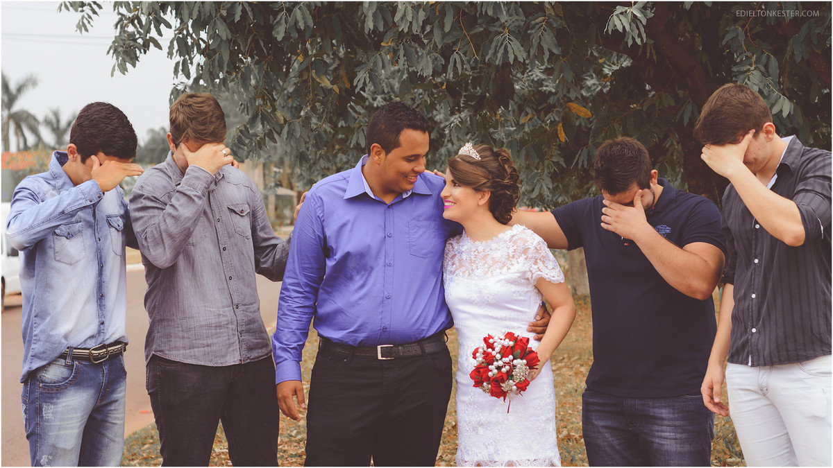 noivo com foto com seus amigos