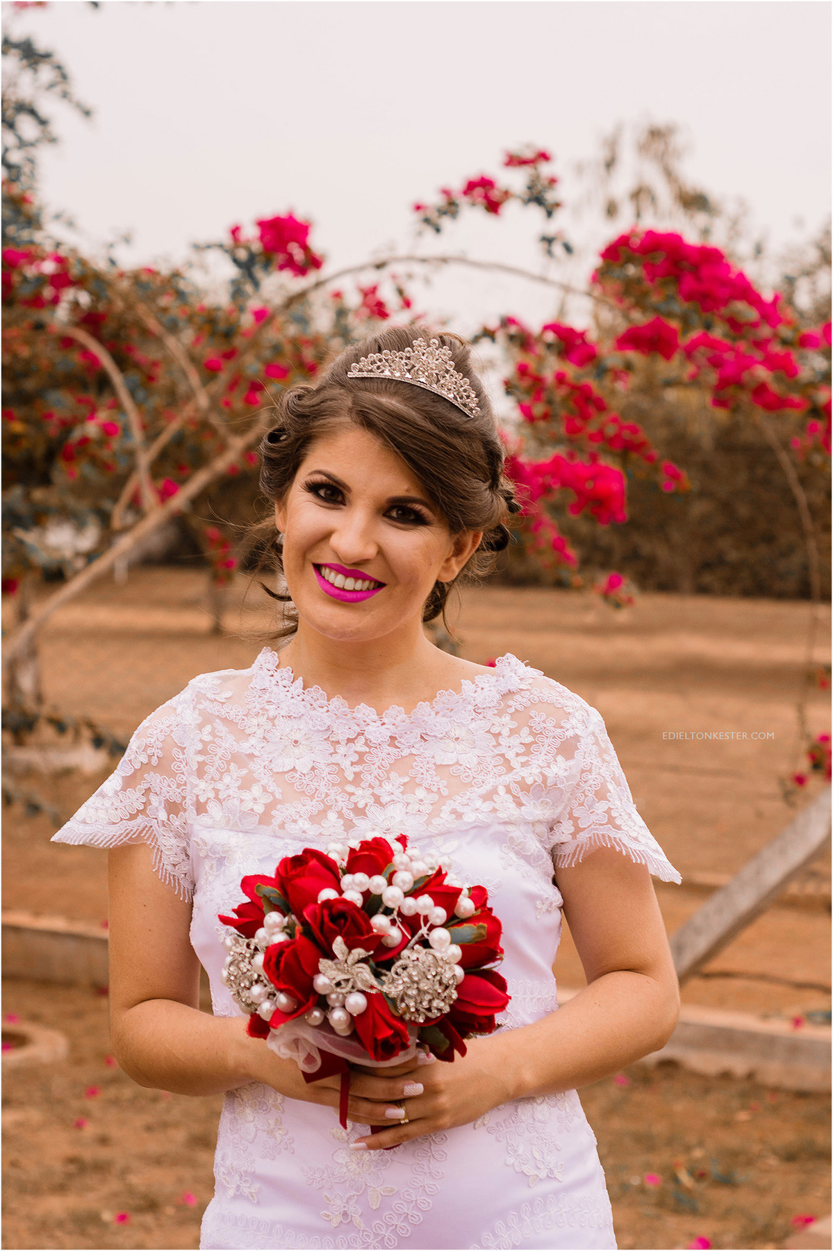 noiva segurando buque de flores no casamento civil