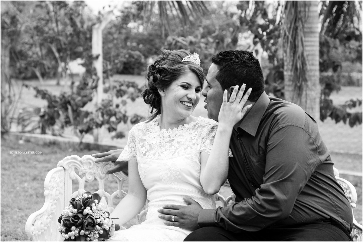 noivos se olhando sorrindo