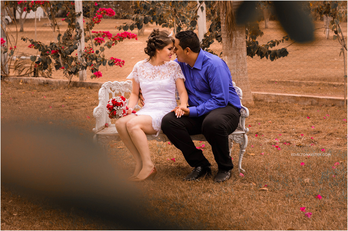 noivos sentados junto