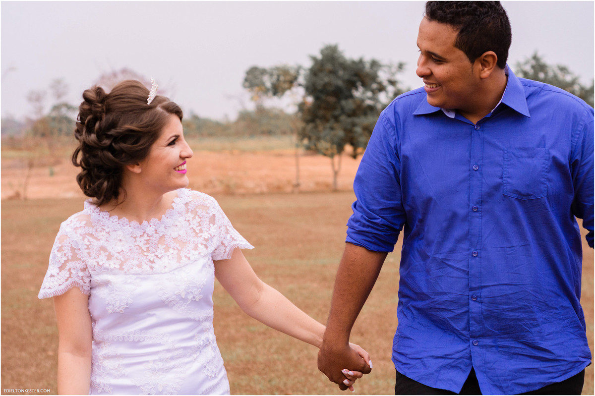 casal caminhando de maos dadas