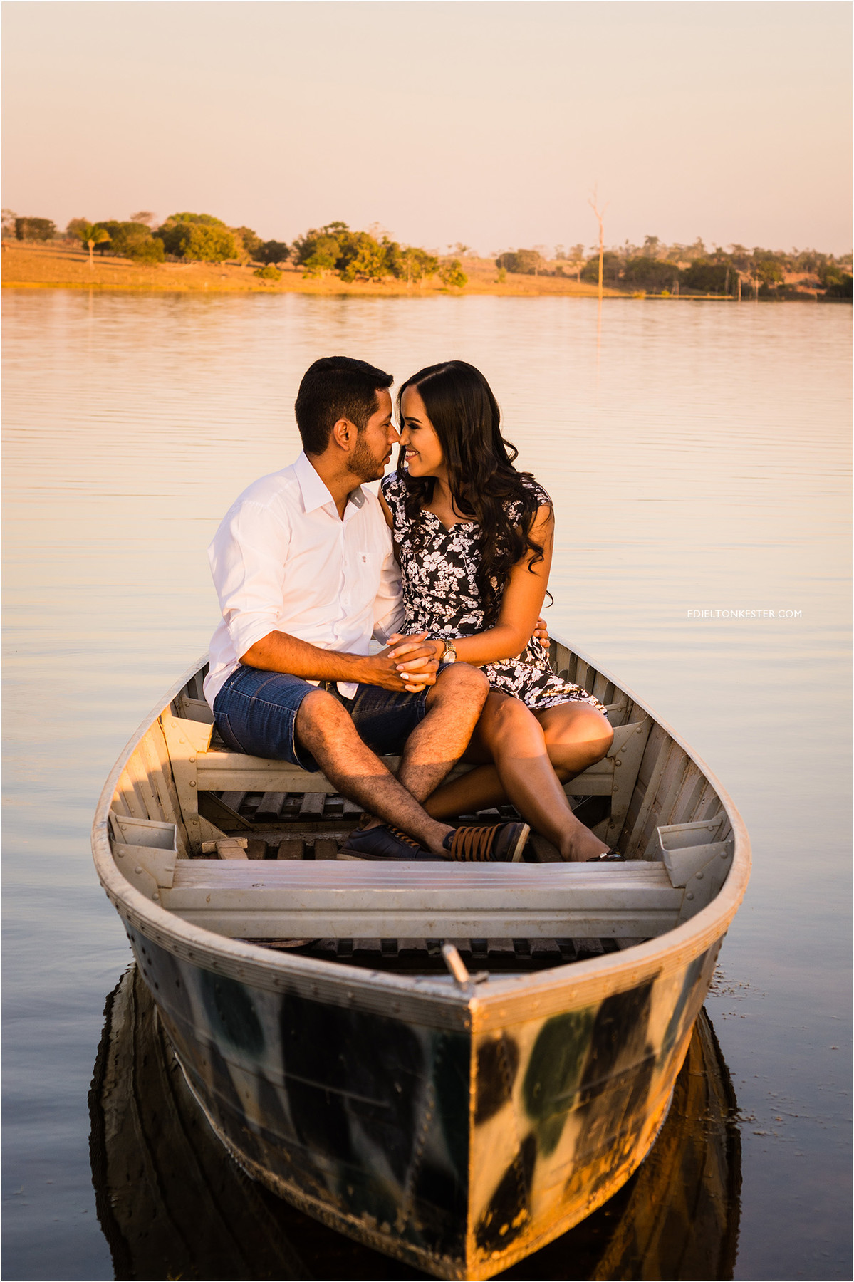 noivos no barco, barquinho do amor, ensaio de casal com barco, pre casamento no lago