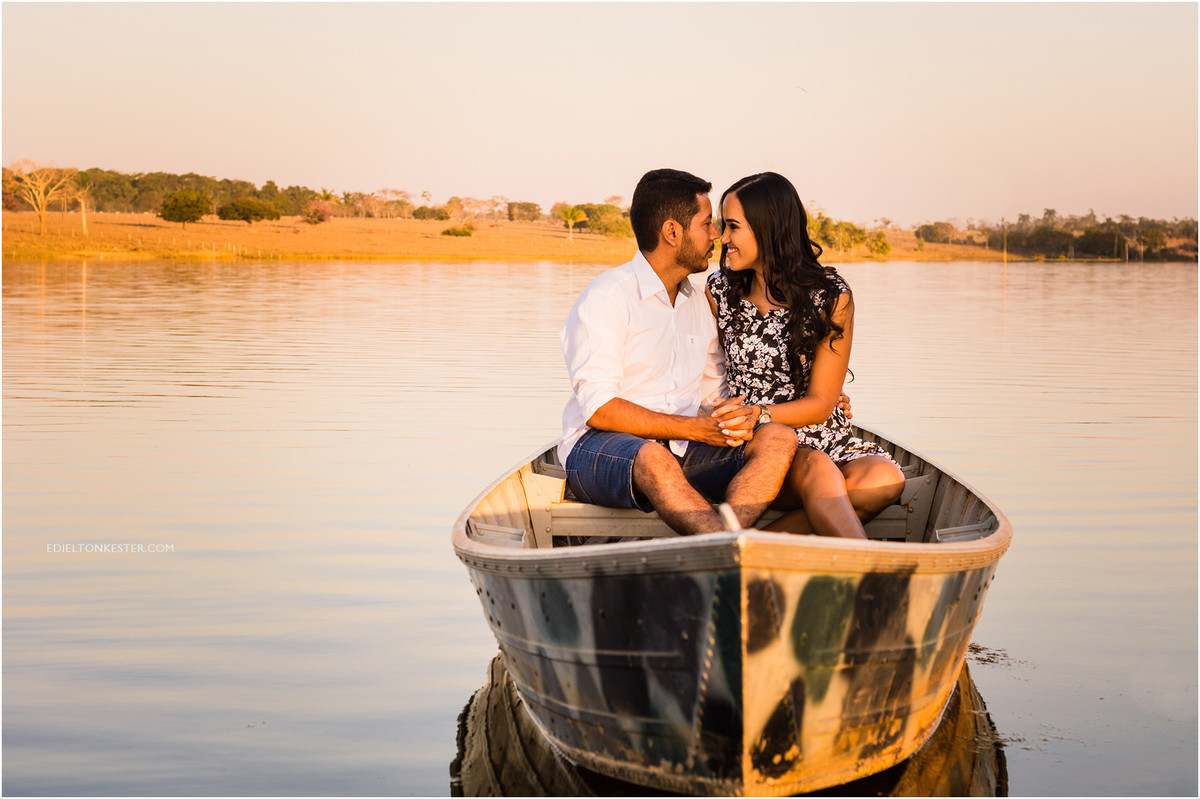 noivos no barco, barquinho do amor, ensaio de casal com barco, pre casamento no lago