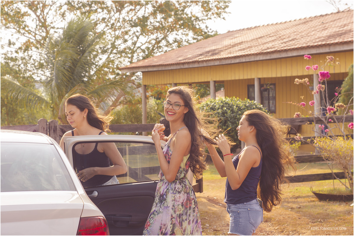 making of de ensaio, amigas ajudando em ensaio