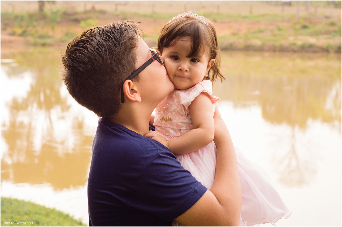 beijo de irmaos, cuidado de irmao, ensaio familia