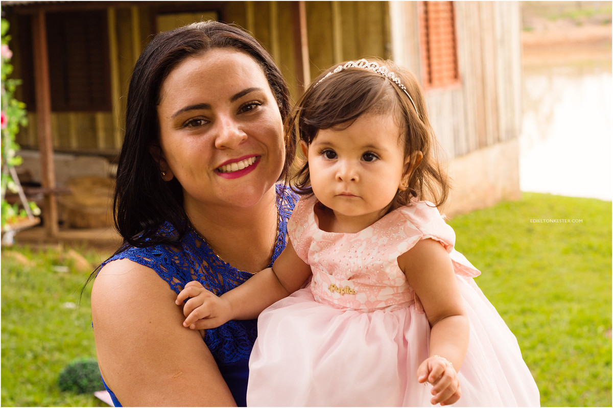 mae e filha em momento de carinho