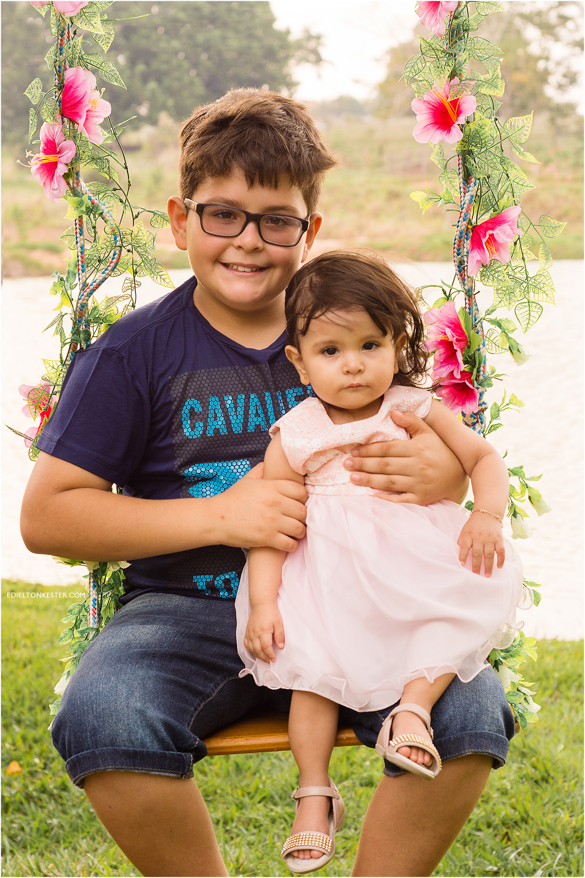 cuidado de irmao, irmao cuidando da irma